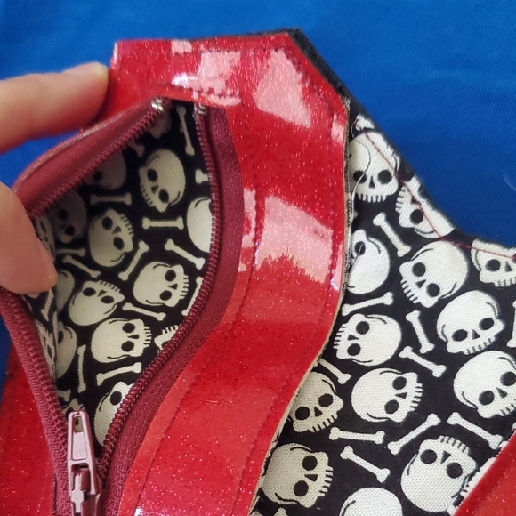 Gothic Coffin-Shaped Wallet with Skull and Bat Design - Picture 5 of 6